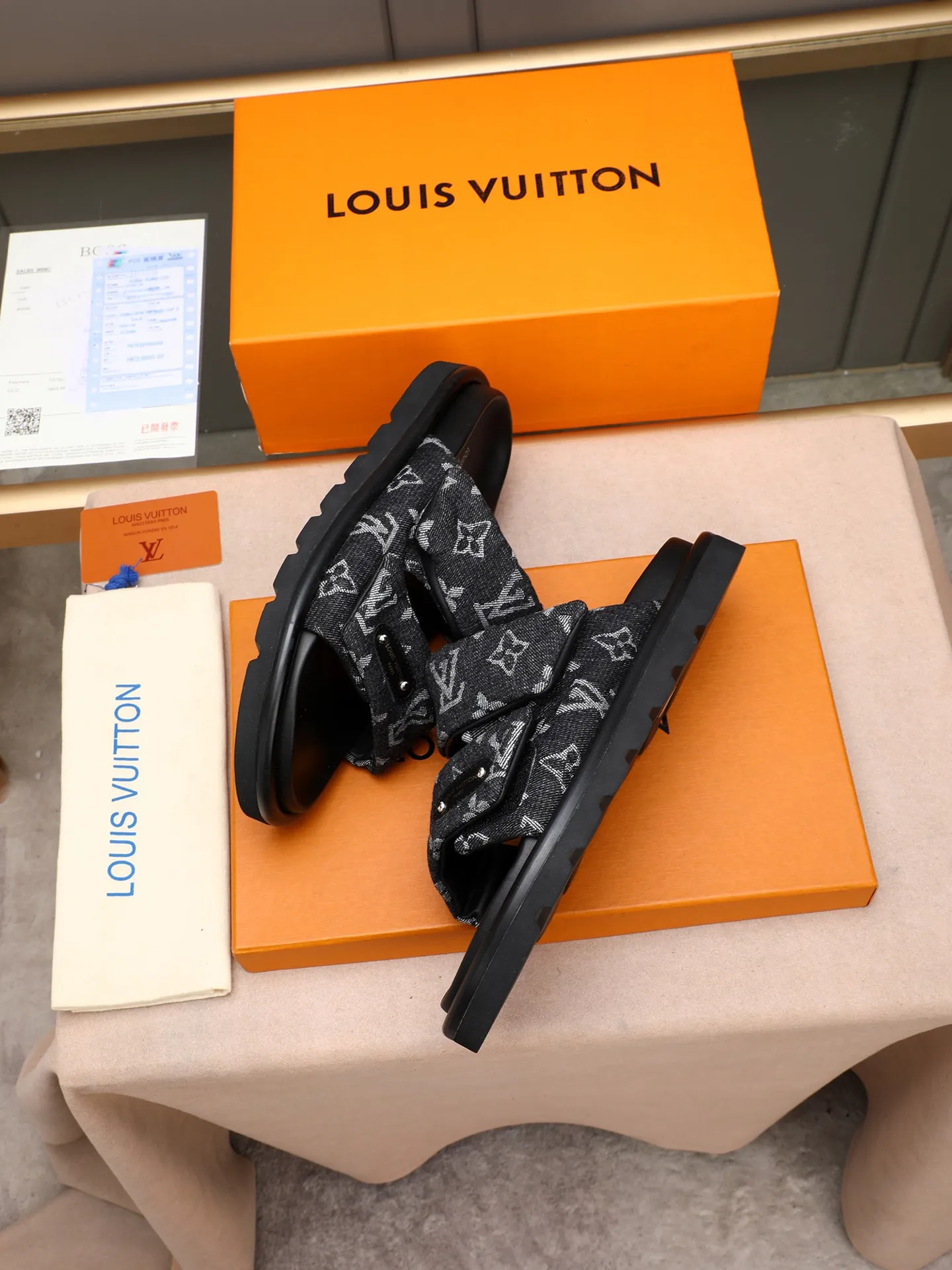PP360 [LOUIS VUITTON] Louis Vuitton, LV printing, men's and women's slippers are on the market. The drawer box packaging comes with a cloth bag and a card. The upper pattern looks very soft and waxy, and it is a super versatile leg slimming tool. Fabric: imported denim/canvas/old fabric, LV hardware LOGO, official website pattern printing, comfortable to wear, feet: high-elastic PU water table. Sole: foam sole, heel height: about 5cm. Code number: 35-46, 35, 45, 46 are custom-made and non-returnable. Color: multiple colors and styles available.